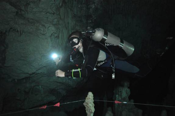 É preciso estar atento aos sinais na linha guia no Gran Cenote, na região de Tulum, no Yucatán, sul do México (foto de Luis Leal)